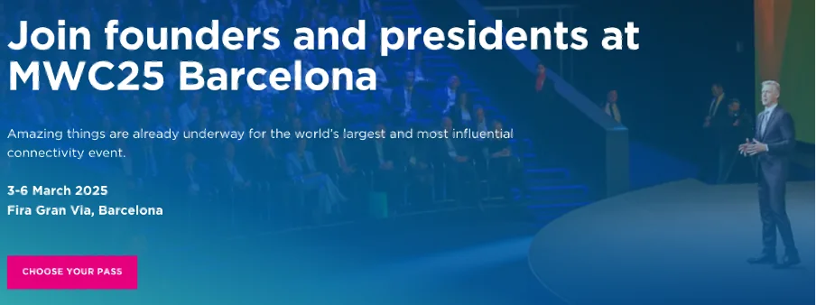 Captura de pantalla de una ponencia con un efecto azul oscuro, destacando al ponente en el escenario.